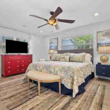 Pool and Hot Tub Home with Pickle Ball Court and Walk to Downtown Rooms