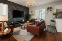 Shadow Bay Luxe Home with a Private Screened Pool near Universal Studios.