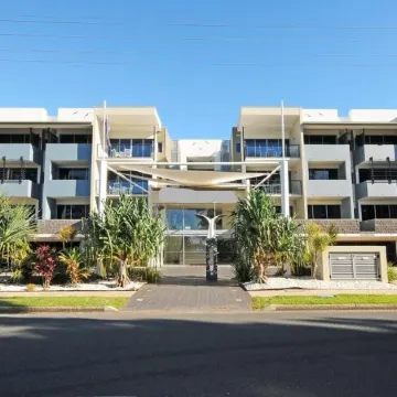 Top Floor Studio Unit in Urangan Ocean Harbour Views Pool Spa