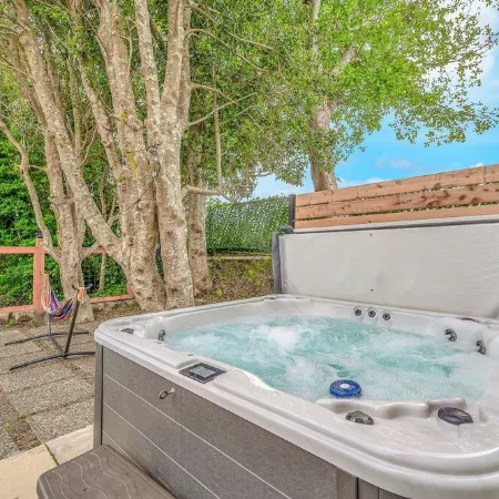 Seaside Riverfront Escape • HotTub • Walk to Beach