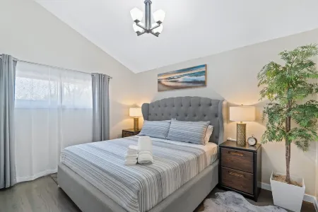 Charming 3BR/2BA Retreat in Villa Park – Comfort, Space & Convenience! Отели рядом с достопримечательностью «Drury Lane»