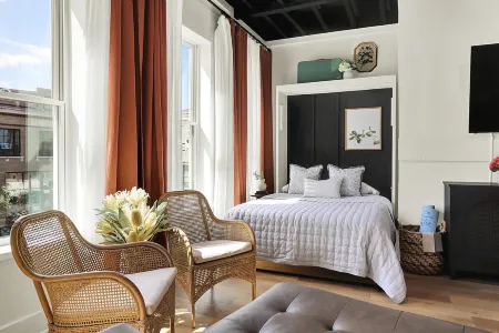 Unique Urban 1 Bedroom Flat, the Upper Plum