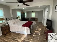 Cozy Farm House 2-bedroom house with AC in Saint Joe