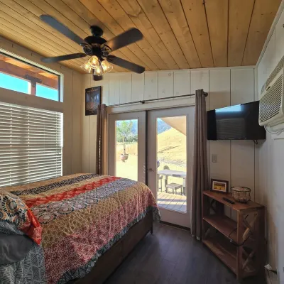 Tiny Home Cabin B National Parks,The Pinnacles, Hollister Hills & Longhorns Hotels in San Benito County