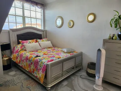 Charming 2-bedroom condo with WiFi, AC in lovely Sandyport,Bahamas Hotels in Olde Towne Sandyport