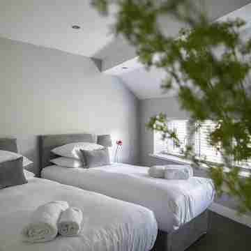 A spacious and stylish 2 bedroom, 2 bathroom duplex apartment Rooms