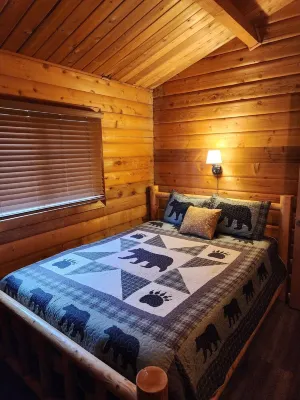 Cozy 2-bedroom Cedar cabin in charming Sequoia National Park with WiFi