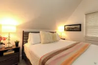 King Bed 'Romantic Tiny Home Escape' Cozy up!