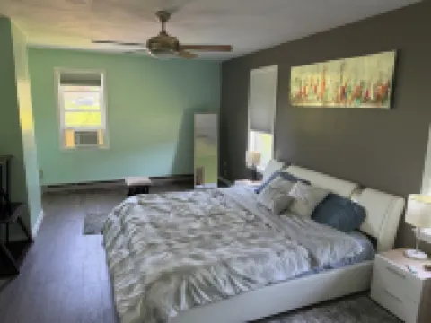 Relax in Style, Peaceful Patio, King Bed, Close to Everything Hotels in Town of Ithaca