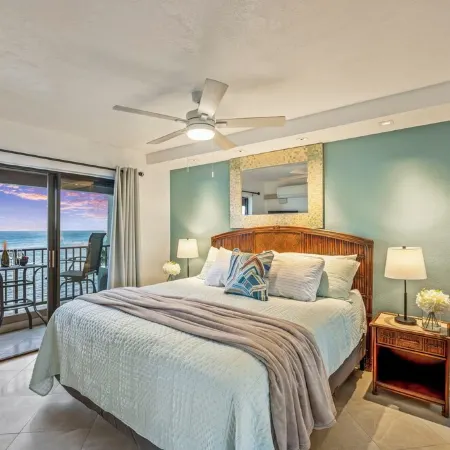 Paradise in Stunning Penthouse with A/C, parking, sleeps 6!Lauloa # 405
