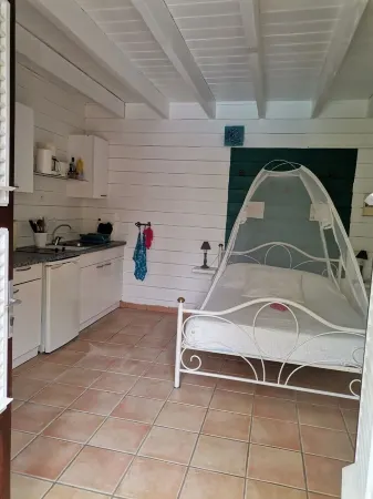 Bungalow Plein de Charme Parmis 2 Autres, Dans une Villa Avec Piscine et Jardin,
