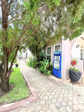 Peaceful Escape! Huge studio Apartment in Adenta, Ghana Отели в г. Адента Мунисипалити