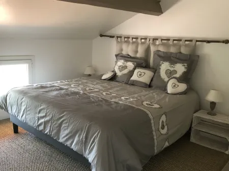 Spa house with private Jacuzzi and whirlpool bath overlooking the countryside Отели в г. Сен-Женест-Лер