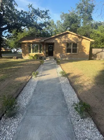 Wonderful 3-bedroom house walking distance to TSU in Stephenville