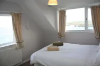 Holiday Cottage with 180 degree sea views Hotels in Llanbadrig