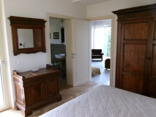 Elegant apartment, villa surrounded by greenery a stone's throw from the lake and the village