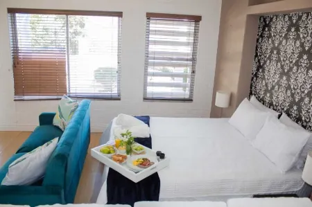 Fabulous 5-bedroom Beach House Stunning Views  with WiFi in Hout Bay  Cape Town Отели рядом с достопримечательностью «Duiker Island»