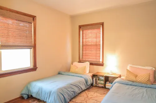 Charming 2-bedroom cottage in delightful Peoria with WiFi, AC