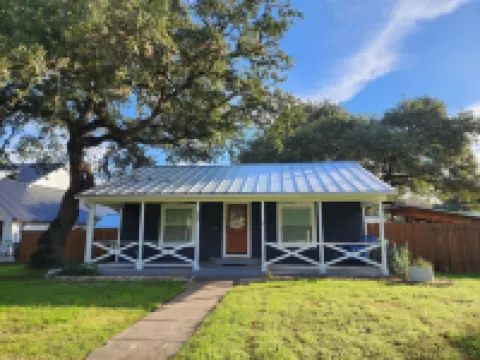 Charming 1-BR pet friendly house in Lockhart. Short stroll to the best BBQ spots Hotels in Lockhart