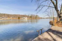 Charming 2-bedroom cabin with AC, WiFi on private lake in Dunlap, Tennessee - Homestays