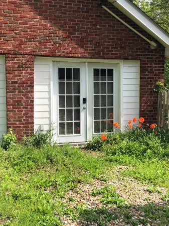 Large independent cottage, walking distance to campus and downtown Columbia