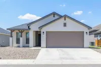 Four beds w/ 1 king, 3 queen beds each with a TV. Centrally located! No pets - Homestays