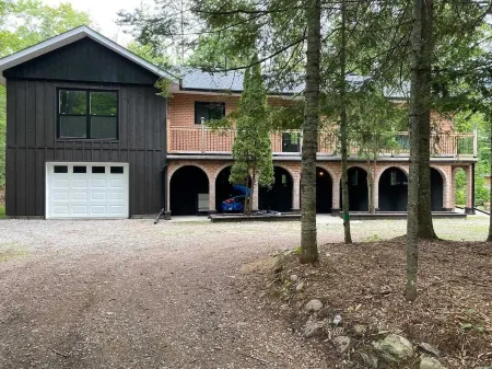Lafontaine Beach House - HOT TUB & SAUNA