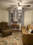 Charming 2-bedroom cottage close to I26 and I95; 1 hr from Charleston