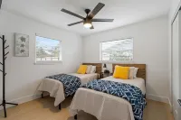 Newly renovated 3BR/2BA home with modern finishes, fast WiFi, central A/C, Hotels in Fort Myers Shores