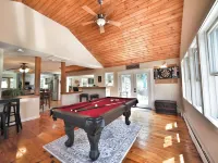 Equinox Haus: Private retreat with pool table, hot tub and hiking trails