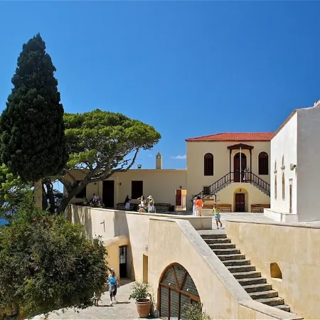 House of character with swimming pool private and seen on sea