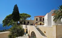 House of character with swimming pool private and seen on sea