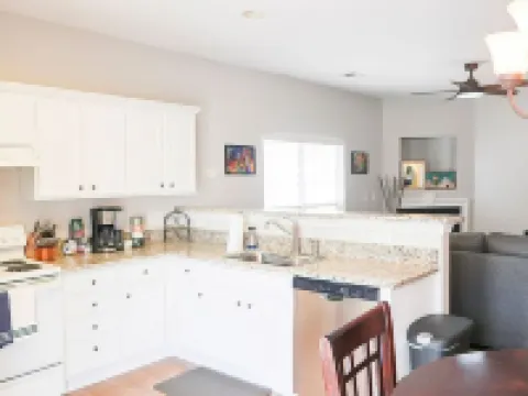 The Cozy Hub-Near I‑ & Bridgeway Station • 3Br Home + Community Pool. Hotels in Mauldin