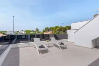 Ultimate Enjoyment: Luxury 8-person Villa with Jacuzzi, Pool & Beach within Walking Distance!