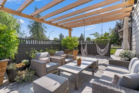 Downtown District & Knox Mountain & 5 min Walk to Beach, Hot Tub & Covered Patio