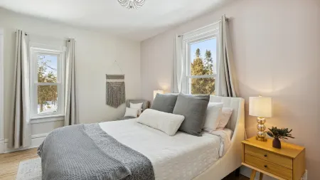 Cozy Loft - Steps to Downtown