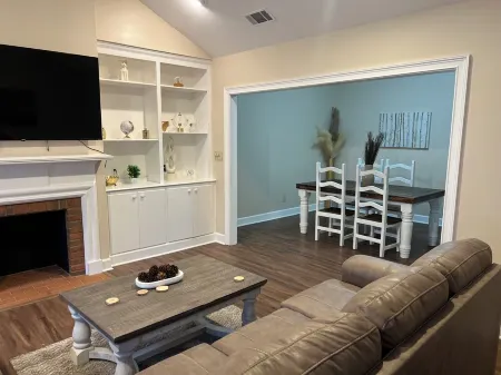 Southern Serenity Cozy 2-bedroom apartment in peaceful