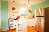 Bright 3-bedroom tropical house in Waimanalo Beach Lots Hotels in Waimanalo Beach