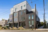 Centrally Located Capitol Hill Townhome w/ Amazing View & Free Parking Onsite Ξενοδοχεία στην πόλη capitol hill