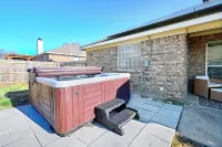 HotTub, GameRoom, 20Min to Dickies Arena, Firepit!!!!!! Hotel di Burleson
