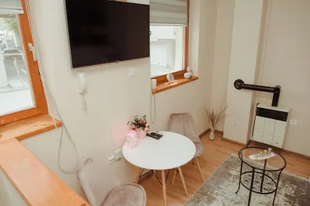 5 minuta udaljen od centra grada, sa besplatnim parkingom.