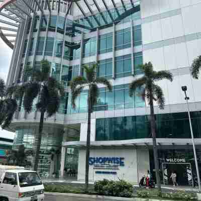 Luxury minimalist in the heart of Cubao Hotel Exterior