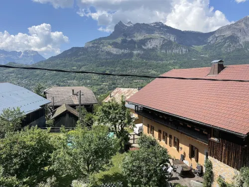 Grand Appartement Avec Très Grande Terrasse de 50m2 Dans 1 Village Haut-savoyard Hotels in Passy