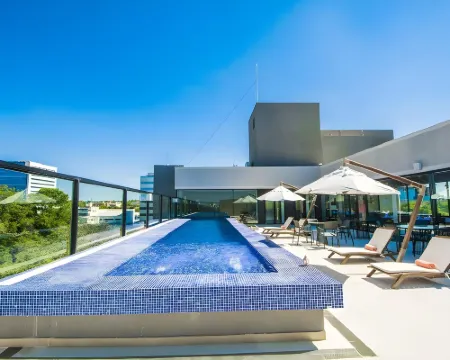 五酒店及法義公寓式酒店 亞鬆森酒店