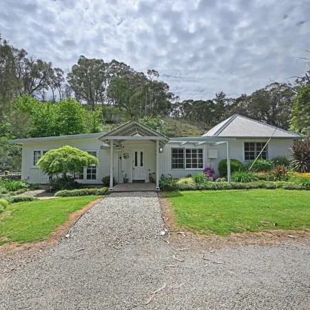 Secluded Wine Country Cottage Perfect for Groups, Walk to Nearest Cellar Door!