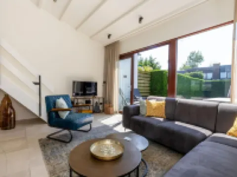 吸引人的假日之家，陽光花園，靠近海灘 尼烏弗利特酒店