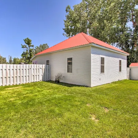 Charming Choteau Cottage: Ski & Fish Nearby!