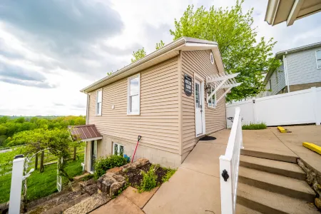 Scenic Balcony and Cozy Amenities - Charming Cottage Retreat