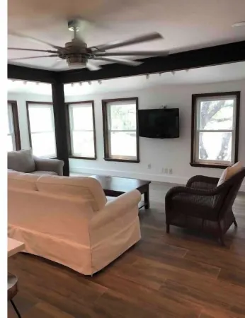 Hop/Skip/Jump to Canyon Lake - 3 BR, 2 Bath Отели в г. Комаль