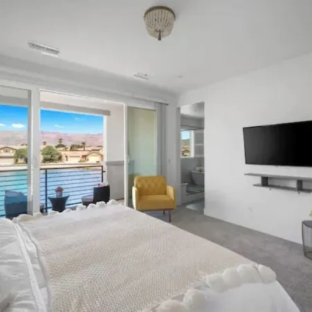 Lakefront Luxury Villa 4 bedroom+loft with Pool